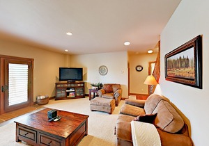 Beautifully Updated Home w/ Private Hot Tub & Mountain Views