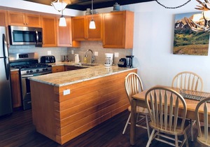Best Value in Snowmass! Walk to ski lifts and the Treehouse in less than 3 mins!
