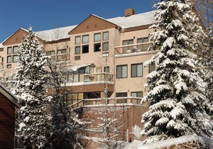 Bright Mountain Condo for 4 with Full Kitchen