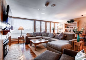Bright Stay with Majestic Mountain Views