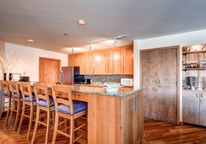Bright Stay with Majestic Mountain Views