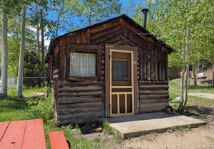 Cabin 10 at Sportsman’s Lodge, Rustic Cabin 10 at Sportsman's Lodge