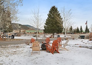 Cabin with WiFi, home comforts, & shared grill - dogs welcome