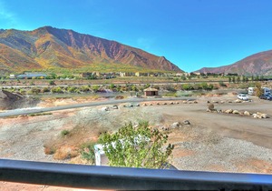 Caverns Village Condo #309, Steps from Iron Mt. Hot Spgs, Near Gondola & Downtwn