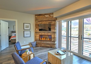 Caverns Village Condo #209, Steps from Iron Mt. Hot Spgs, Near Gondola & Downtwn