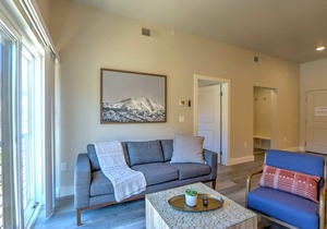 Caverns Village Condo #209, Steps from Iron Mt. Hot Spgs, Near Gondola & Downtwn