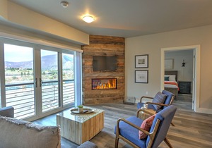 Caverns Village Condo #207, Steps from Iron Mt. Hot Spgs, Near Gondola & Downtwn