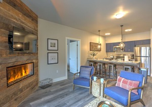 Caverns Village Condo #207, Steps from Iron Mt. Hot Spgs, Near Gondola & Downtwn