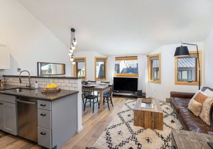 Chalet chic! Short walk to ski, river, hot tub & parking