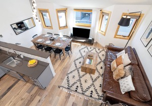 Chalet chic! Short walk to ski, river, hot tub & parking
