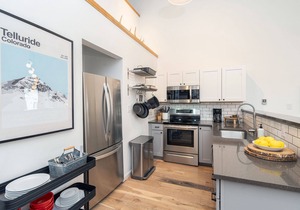 Chalet chic! Short walk to ski, river, hot tub & parking