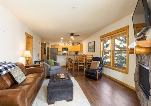 Charming Condo w/Incredible Views/Walk to the Slopes/Access to Shared Hot Tubs