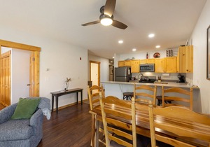 Charming Condo w/Incredible Views/Walk to the Slopes/Access to Shared Hot Tubs