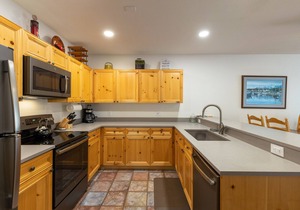 Charming Condo w/Incredible Views/Walk to the Slopes/Access to Shared Hot Tubs