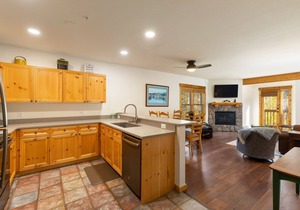 Charming Condo w/Incredible Views/Walk to the Slopes/Access to Shared Hot Tubs
