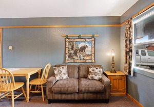 Charming dog-friendly getaway great for small groups with firepit & free WiFi