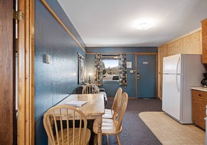 Charming dog-friendly getaway great for small groups with firepit & free WiFi
