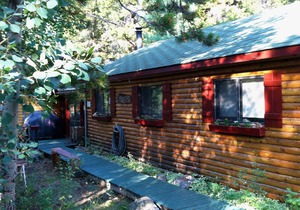 Charming log cabin for peaceful mountain getaway!