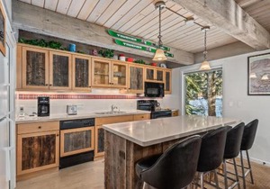 Chateau Eau Claire Unit 1, Stylish Condo Overlooking the River, Walking Distance to Downtown