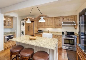 Chateau Roaring Fork Unit 38, Condo with Private Deck, 4 Blocks from Downtown