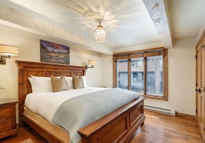 Chateau Roaring Fork Unit 38, Condo with Private Deck, 4 Blocks from Downtown