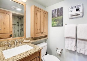Chateau Roaring Fork Unit 38, Condo with Private Deck, 4 Blocks from Downtown