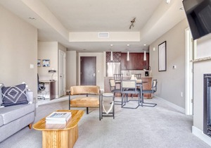 Chic Cherry Creek 2BR w/ Gym & Dog Park, 2 blocks to Mall, by Blueground