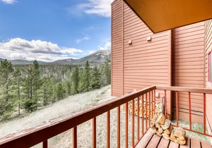 Classy, family-friendly home with mountain views & shared pool and hot tub