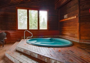 Classy, family-friendly home with mountain views & shared pool and hot tub