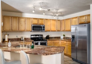 Close to Resort! On Free Shuttle Route! Shared Hot Tub!