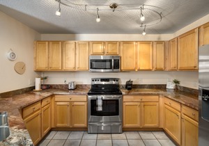 Close to Resort! On Free Shuttle Route! Shared Hot Tub!