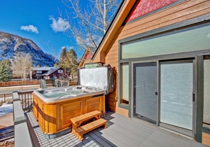 Comfortable and nice condo located a few blocks from Main Street, Frisco. Private Hot Tub!