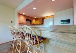 Condo on Shuttle Route - Shared Hot Tubs, Views, Walk to the Slopes