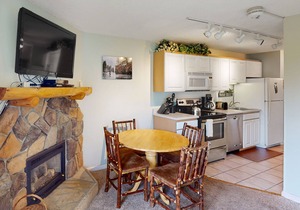 Condo w/mtn views, shared hot tub, sauna & heated outdoor pool