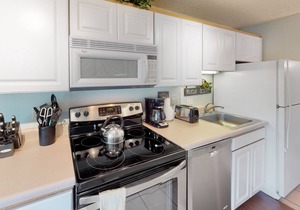 Condo w/mtn views, shared hot tub, sauna & heated outdoor pool