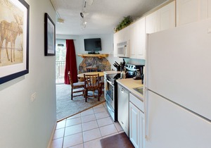 Condo w/mtn views, shared hot tub, sauna & heated outdoor pool