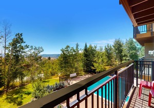 Condo w/mtn views, shared hot tub, sauna & heated outdoor pool