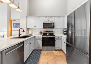 Condo w/Spacious Balcony w/Mountain Views, Close to Lifts, Shops & Dining!