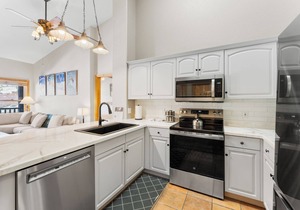 Condo w/Spacious Balcony w/Mountain Views, Close to Lifts, Shops & Dining!