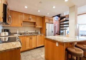 Condo with Hot Tub Free Garage Parking