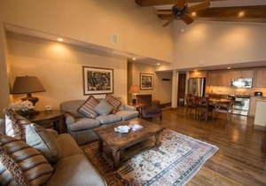 Condo with Onsite Pool & Hot Tub, Free WiFi & Garage Parking