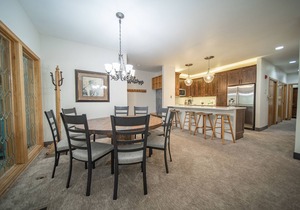 Condo with private hot tub & quick walk to slopes