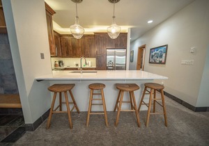 Condo with private hot tub & quick walk to slopes