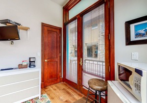 Convenient condo with incredible location - walk to lift