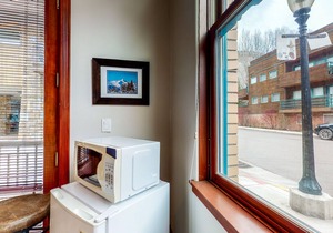 Convenient condo with incredible location - walk to lift