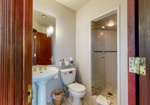 Convenient condo with incredible location - walk to lift