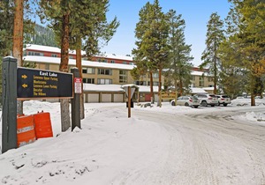 Corner condo w/ Keystone & lake views plus shared pool, hot tub, & gym