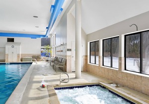 Corner condo w/ Keystone & lake views plus shared pool, hot tub, & gym