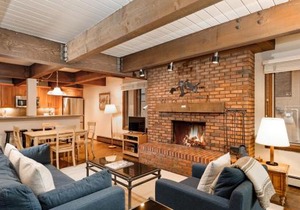 Cottonwoods Unit 1F, Stylish Condo with Excellent West End Location, Wood-Burning Fireplace