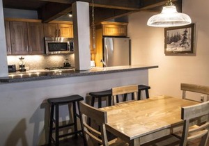 Cottonwoods Unit 1F, Stylish Condo with Excellent West End Location, Wood-Burning Fireplace